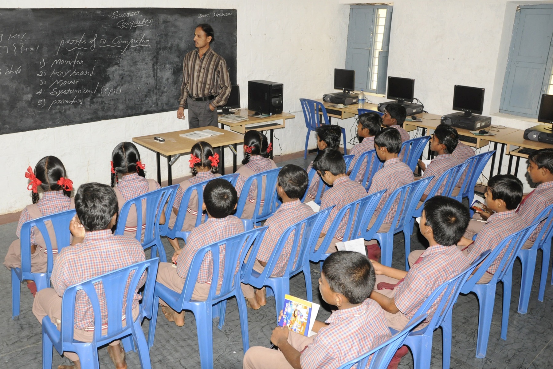 Students learning at a Maralegavi Mutt educational setting