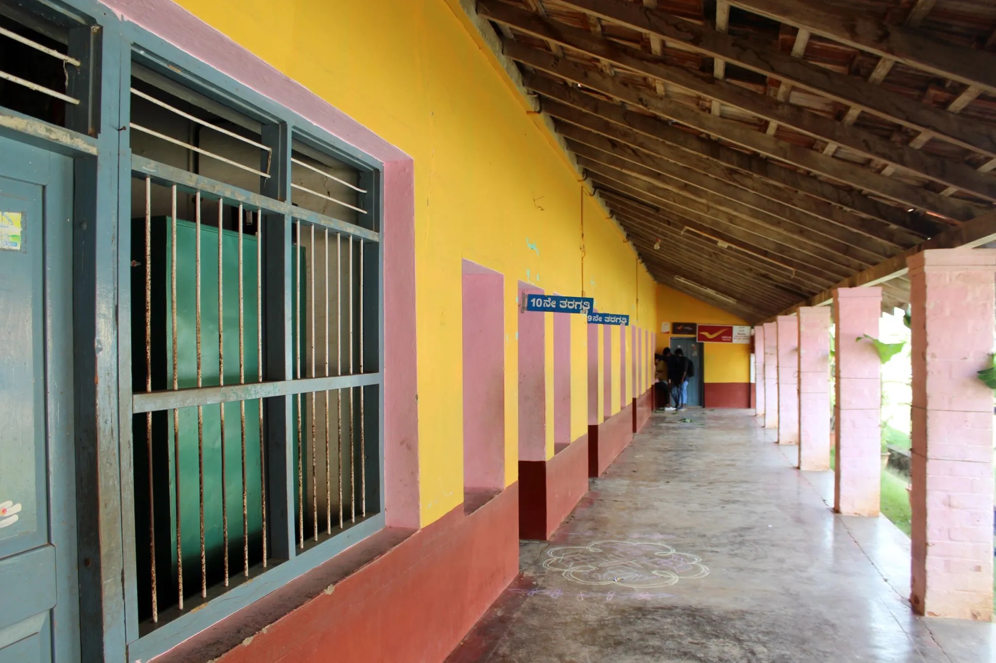 Covered school corridor at the Vidya Peetha